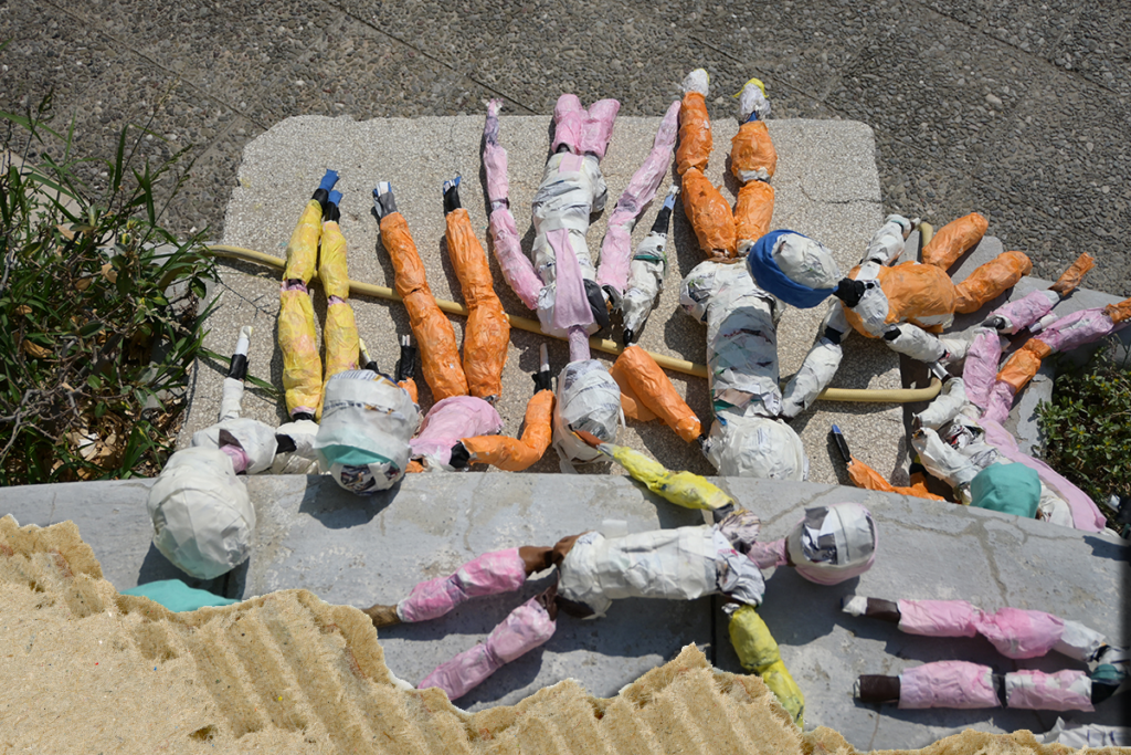 Οι κούκλες που έφτιαξαν τα παιδιά λιάζονται έξω από το Πολιτιστικό Κέντρο της Κω "Το Χάνι"